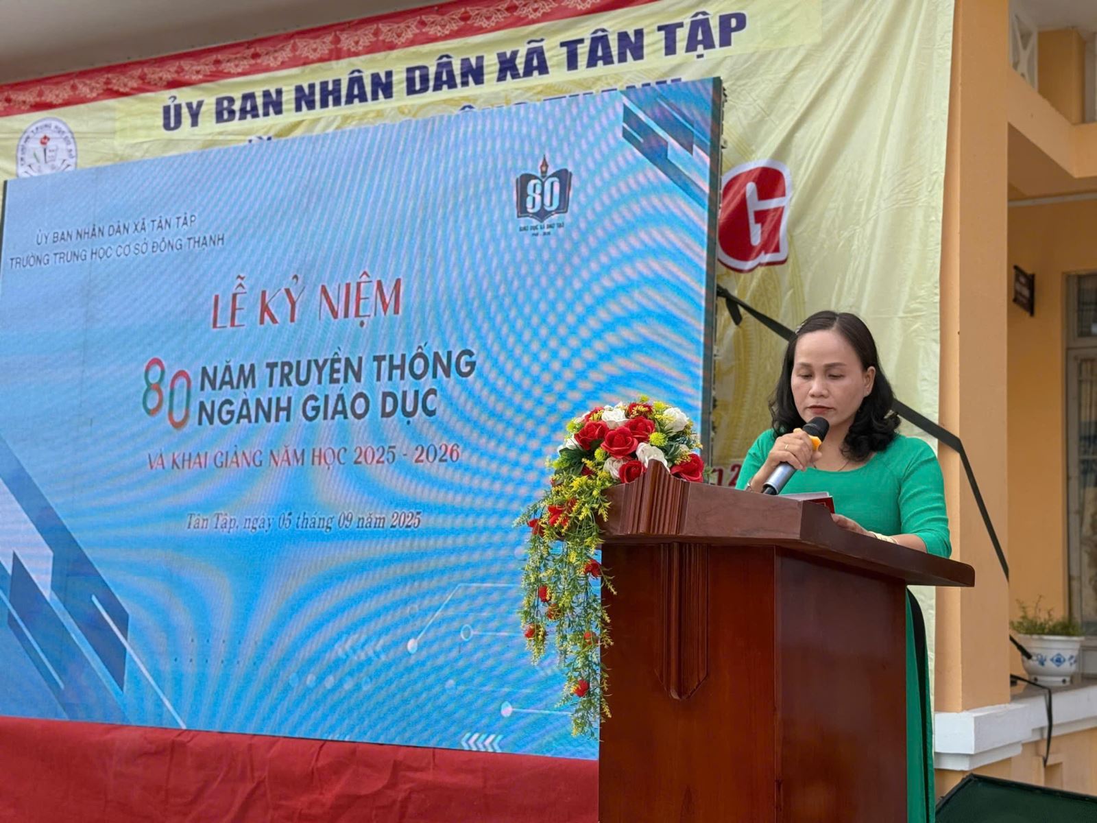 Cô Trương Thị Hồng Yến - Hiệu trưởng nhà trường báo cáo những thành tích đạt được trong năm học 2024-2025