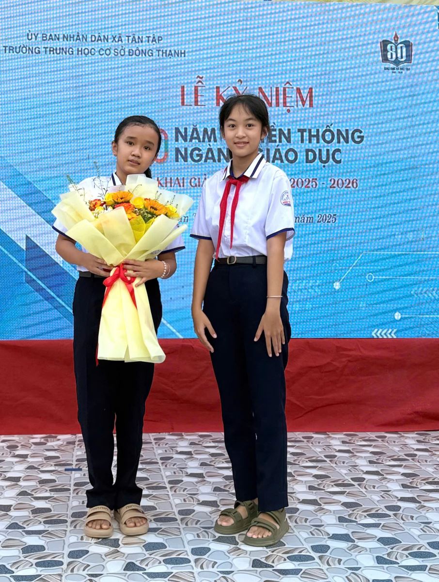 HS khối 9 tặng quà cho HS khối 6