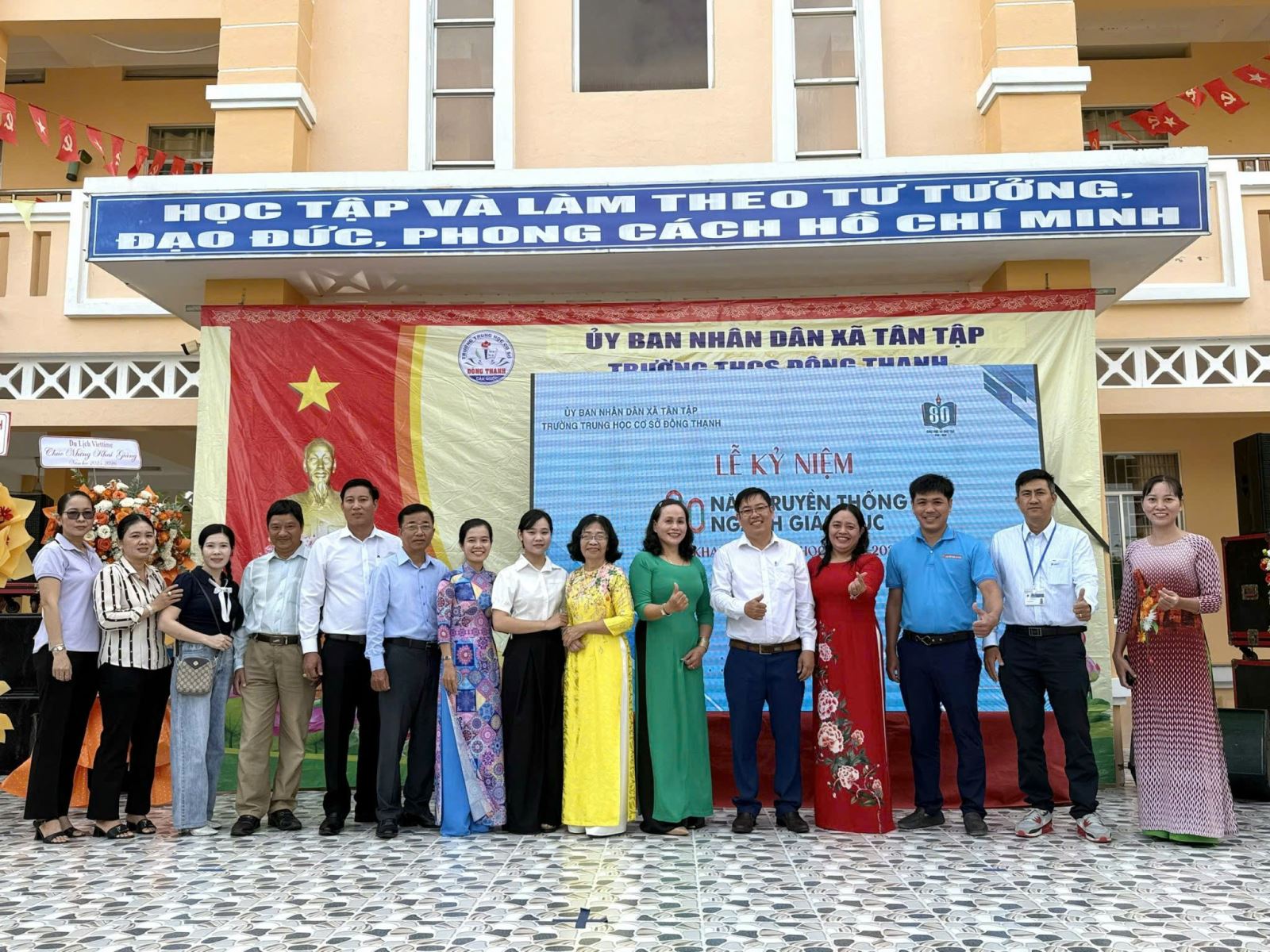 Đại biểu khách mời chụp hình cùng BLĐ nhà trường