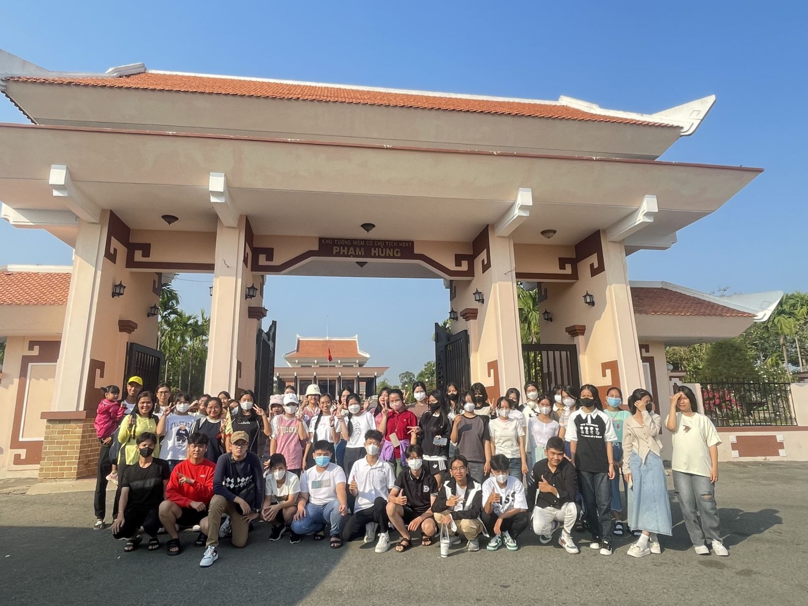 Hoạt động ngoại khóa Đền Phạm Hùng và khu du lịch Vinh Sang tỉnh Vĩnh Long